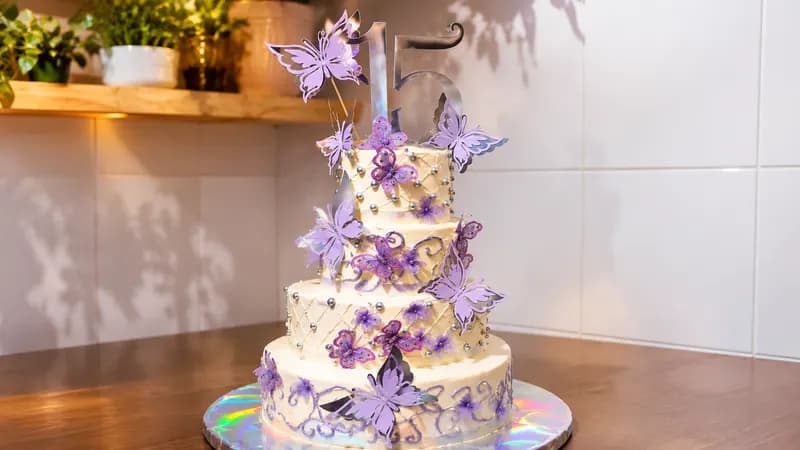 Torta elegante de quinceañera de varios pisos en Guayaquil